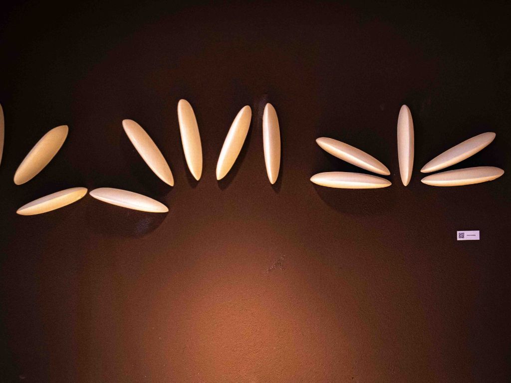 A artista portuguesa Cecilia Costa provoca reflexões sobre fragilidade e finitude ao utilizar carvão — material fundamental para a produção de cimento e aço — junto à fita crepe. Suas obras da série "Tape Space", como "Sem Título, Inhabited", exploram jogos fenomenológicos que complexificam as percepções entre segunda e terceira dimensão.